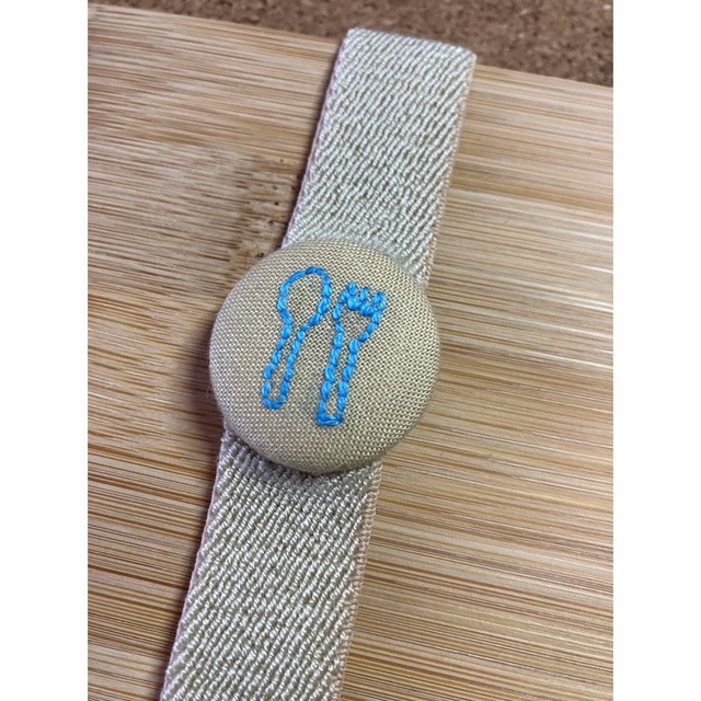 ランチベルト　くるみボタン　刺繍　スプーン&フォーク　ハンドメイド ハンドメイドのキッズ/ベビー(外出用品)の商品写真