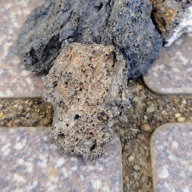 引出物 黒溶岩石 50個 1.5〜3cmほどの大きさ ienomat.com.br