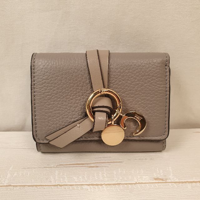 Chloe(クロエ)の【新品・未使用】CHLOE レディース三つ折り財布 カシミアグレー レディースのファッション小物(財布)の商品写真