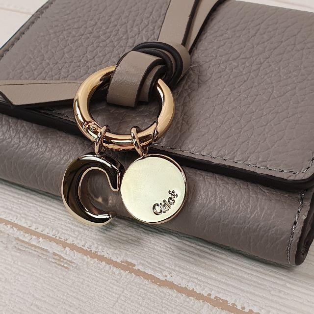 Chloe(クロエ)の【新品・未使用】CHLOE レディース三つ折り財布 カシミアグレー レディースのファッション小物(財布)の商品写真