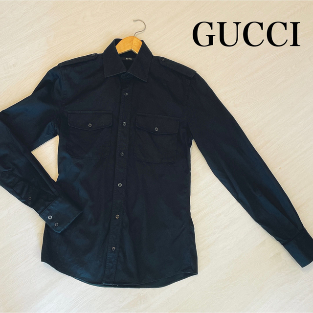 Gucci(グッチ)のGUCCI メンズ　シャツ　ブラック　シンプル　肩ベルト メンズのトップス(シャツ)の商品写真