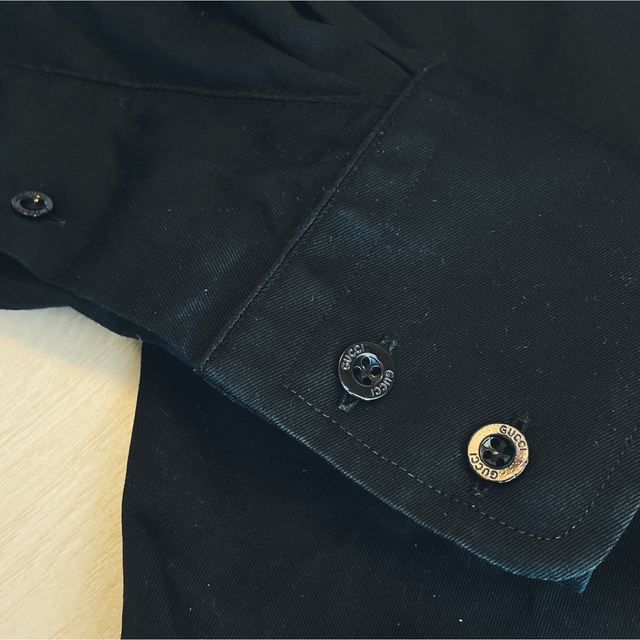 Gucci(グッチ)のGUCCI メンズ　シャツ　ブラック　シンプル　肩ベルト メンズのトップス(シャツ)の商品写真