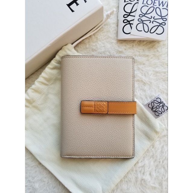春のコレクション LOEWE 2つ折り財布 ミディアム ウォレット