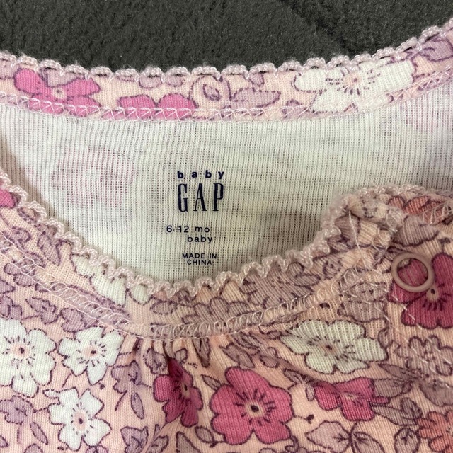 babyGAP(ベビーギャップ)のGAP baby 花柄長袖ロンパース キッズ/ベビー/マタニティのベビー服(~85cm)(ロンパース)の商品写真