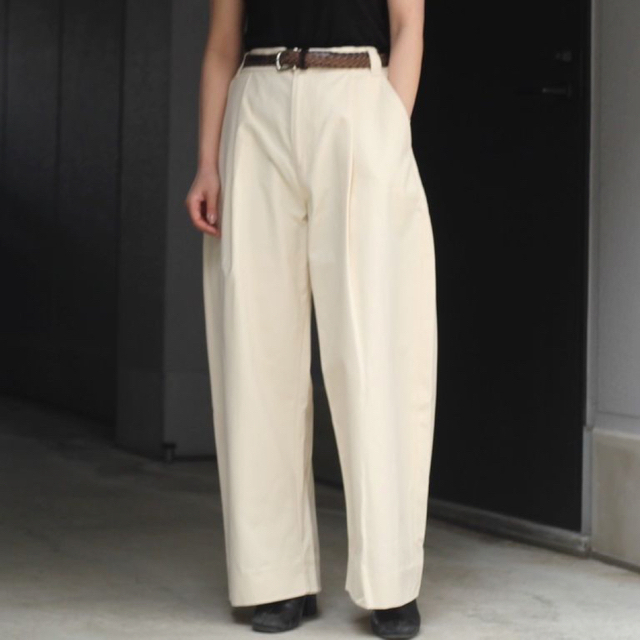 STUDIO NICHOLSON(スタジオニコルソン)のPEACHED COTTON TWILL VOLUME PLEAT PANTS メンズのパンツ(スラックス)の商品写真