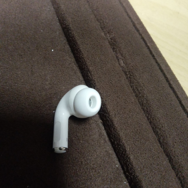 Apple(アップル)のAirPods Pro イヤホン R側のみ スマホ/家電/カメラのスマホアクセサリー(ストラップ/イヤホンジャック)の商品写真