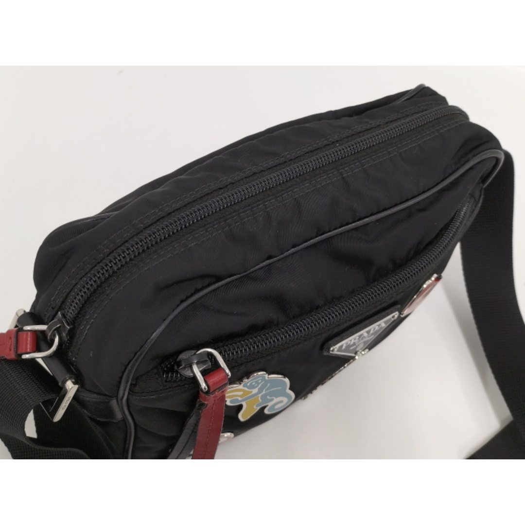 PRADA(プラダ)のPRADA メタルアップリケ ナイロン ショルダーバッグ ブラック系 レディースのバッグ(ショルダーバッグ)の商品写真