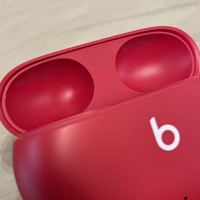 Beats by Dr Dre(ビーツバイドクタードレ)の★良品★Beats Studio Buds レッド 充電ケースのみ／R55 スマホ/家電/カメラのオーディオ機器(ヘッドフォン/イヤフォン)の商品写真