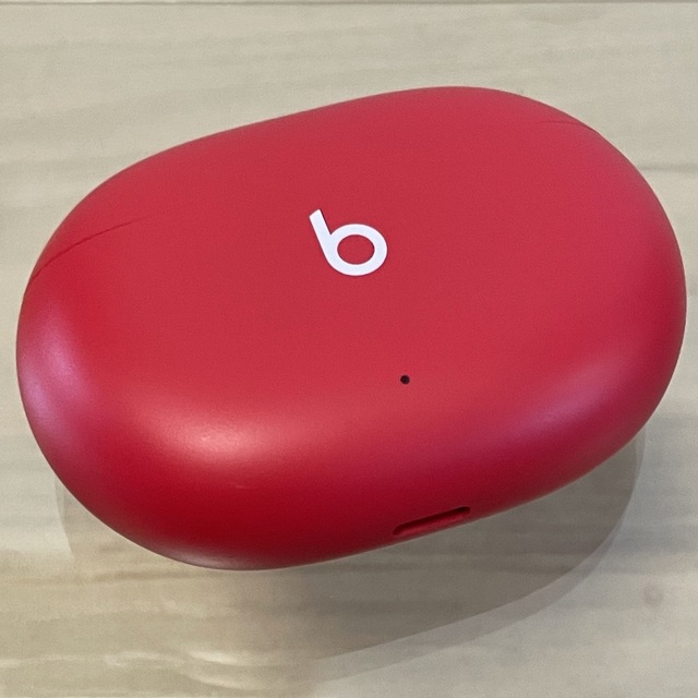 Beats by Dr Dre(ビーツバイドクタードレ)の★良品★Beats Studio Buds レッド 充電ケースのみ／R55 スマホ/家電/カメラのオーディオ機器(ヘッドフォン/イヤフォン)の商品写真