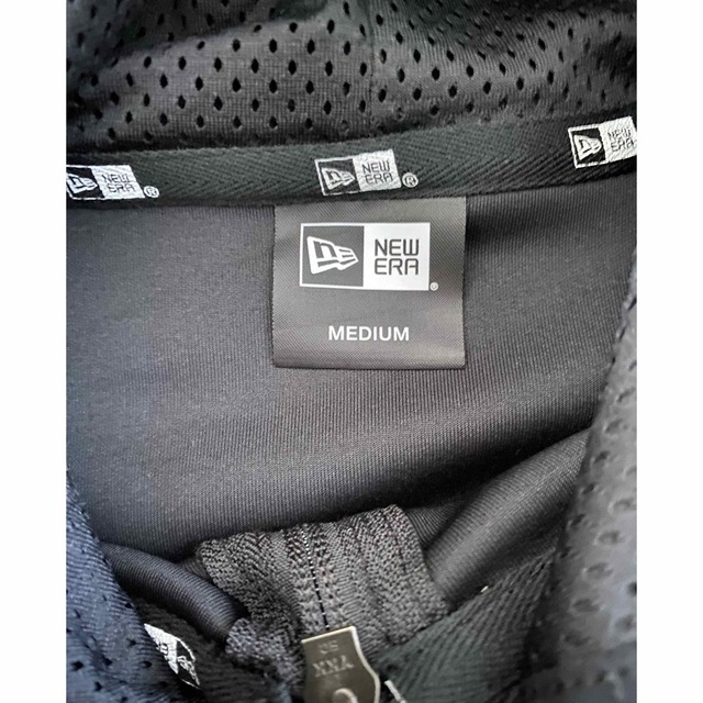 NEW ERA(ニューエラー)のNEWERA ニューエラ　ウォームアップジャケット　Mサイズ　パーカー　新品 メンズのトップス(ジャージ)の商品写真