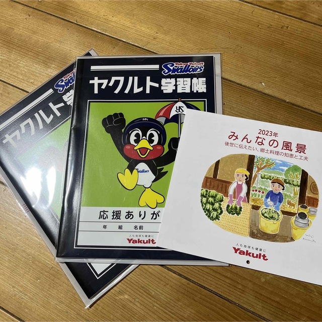 ヤクルトノート×2 カレンダー スロワーズ スポーツ/アウトドアの野球(応援グッズ)の商品写真