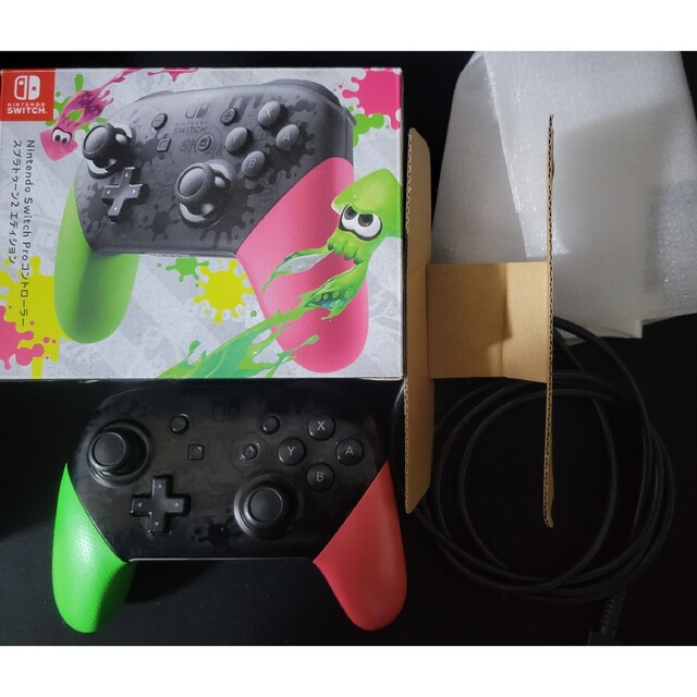 Nintendo Switch(ニンテンドースイッチ)の純正　スプラ2モデル　プロコン エンタメ/ホビーのゲームソフト/ゲーム機本体(その他)の商品写真