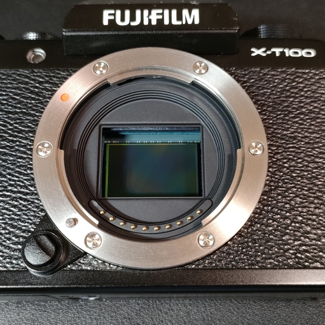 富士フイルム(フジフイルム)の【中古】FUJIFILM X-T100 ボディのみ（ブラック） スマホ/家電/カメラのカメラ(ミラーレス一眼)の商品写真
