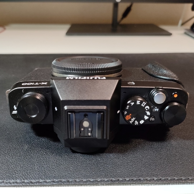 富士フイルム(フジフイルム)の【中古】FUJIFILM X-T100 ボディのみ（ブラック） スマホ/家電/カメラのカメラ(ミラーレス一眼)の商品写真