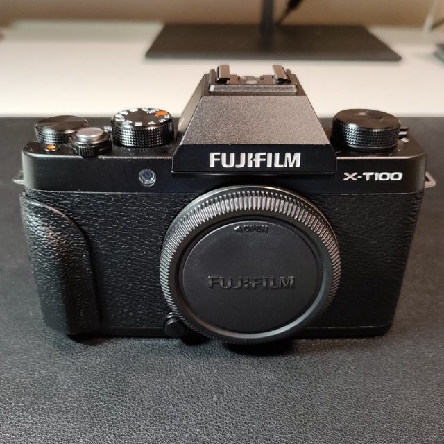 富士フイルム(フジフイルム)の【中古】FUJIFILM X-T100 ボディのみ（ブラック） スマホ/家電/カメラのカメラ(ミラーレス一眼)の商品写真