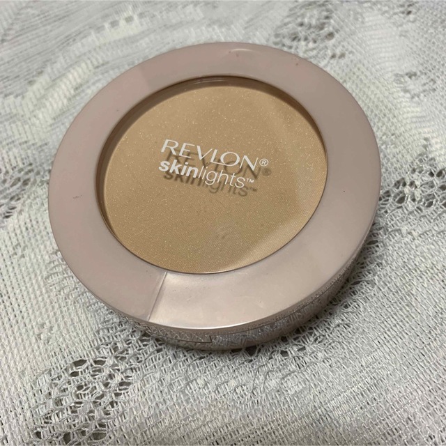 REVLON(レブロン)のレブロン スキンライト プレストパウダー 101 コスメ/美容のベースメイク/化粧品(フェイスパウダー)の商品写真