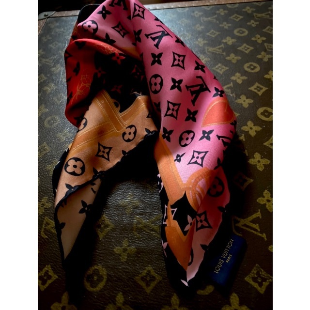 LOUIS VUITTON(ルイヴィトン)のLouisevuitton スカーフ限定 レディースのファッション小物(バンダナ/スカーフ)の商品写真