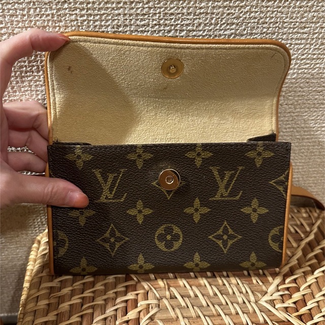 LOUIS VUITTON(ルイヴィトン)の☆LOUIS  VUITTON ルイ ヴィトン ☆ウエストバック☆ レディースのバッグ(ボディバッグ/ウエストポーチ)の商品写真