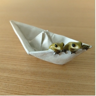 ダイカイ　コポー　折り紙の船とカエル(置物)