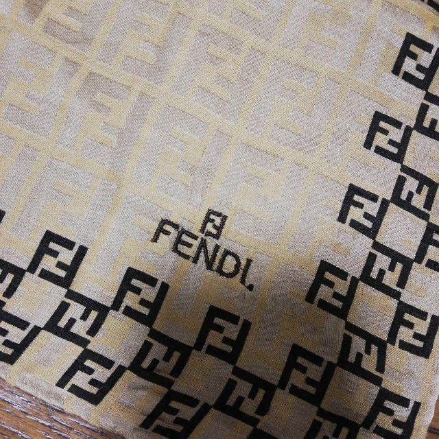 FENDI(フェンディ)の537美品　フェンディ　FENDI　ズッカ　ハンカチーフ　ミニスカーフ レディースのファッション小物(バンダナ/スカーフ)の商品写真