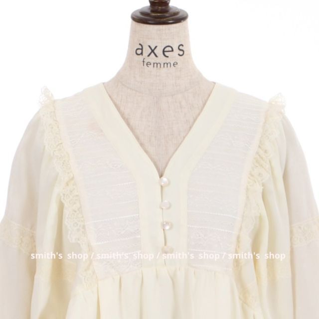 axes femme(アクシーズファム)のaxes femme Aラインレースブラウス 生成り レディースのトップス(シャツ/ブラウス(長袖/七分))の商品写真