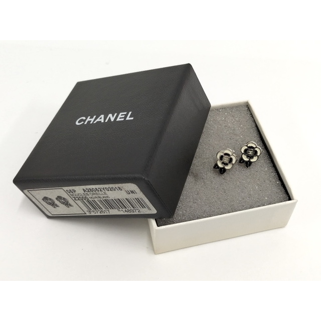 CHANEL(シャネル)のCHANEL ピアス カメリア メッキ ホワイト ブラック シルバー 05P レディースのアクセサリー(ピアス)の商品写真