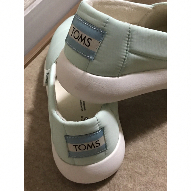 TOMS(トムズ)のTOMS シューズ  W6 キッズ/ベビー/マタニティのキッズ靴/シューズ(15cm~)(スリッポン)の商品写真