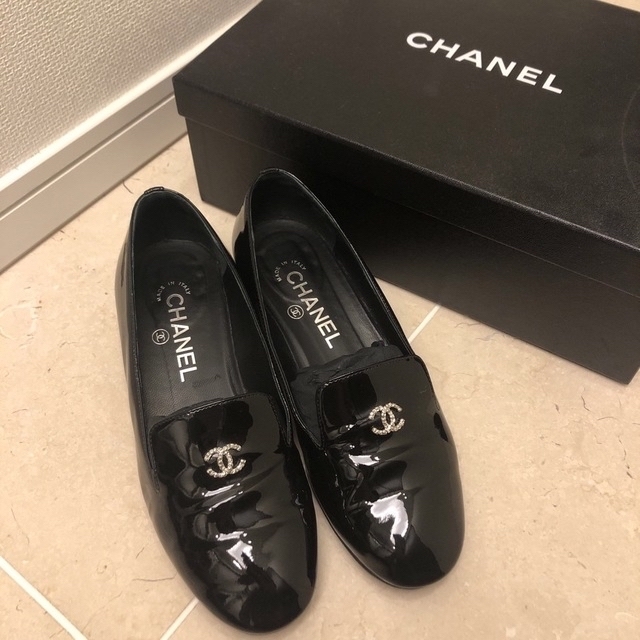 話題の人気 CHANEL - 36 パール オペラシューズ パテント シャネル