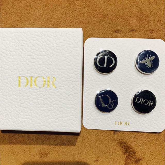 Dior(ディオール)のDior ピンバッジ　ノベルティー　ウェルカムギフト　新品　未使用品 コスメ/美容のキット/セット(コフレ/メイクアップセット)の商品写真