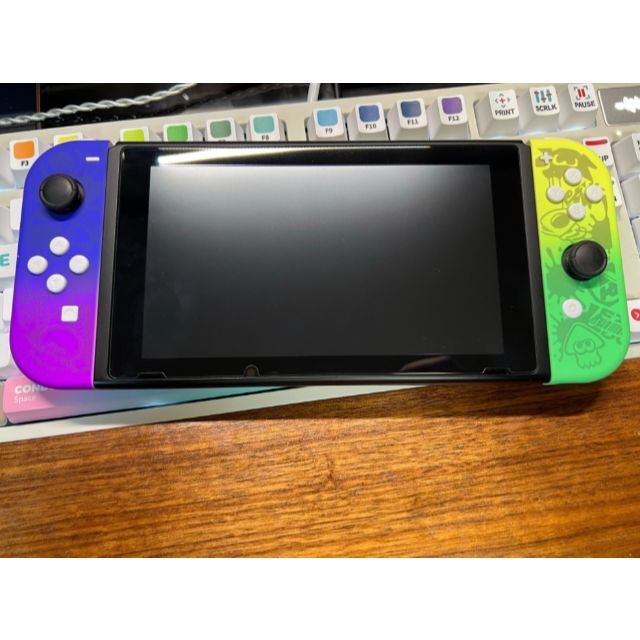 Nintendo Switch(ニンテンドースイッチ)のスプラトゥーン3ver バックパネル 外装 シェル ハウジング カスタム エンタメ/ホビーのゲームソフト/ゲーム機本体(家庭用ゲーム機本体)の商品写真