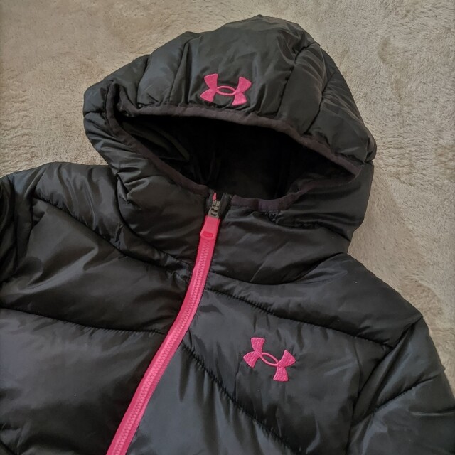 UNDER ARMOUR(アンダーアーマー)の160 アンダーアーマー プライム パッファ— ジャケット ダウンジャケット 黒 キッズ/ベビー/マタニティのキッズ服女の子用(90cm~)(ジャケット/上着)の商品写真