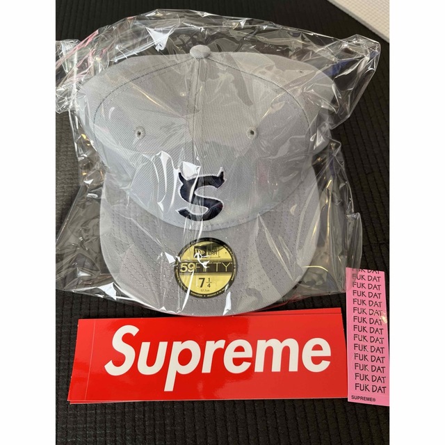 Supreme(シュプリーム)のsupreme 22AW×NEWERA S logo CAP グレー メンズの帽子(キャップ)の商品写真