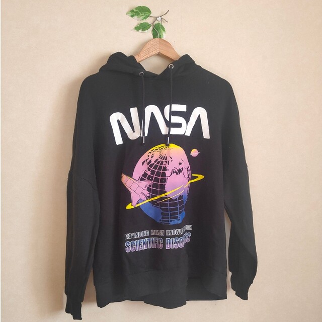 H&M(エイチアンドエム)の36【限定品】Ｈ&M★NASAコラボ限定パーカー★黒ブラック長袖★フード付き レディースのトップス(パーカー)の商品写真