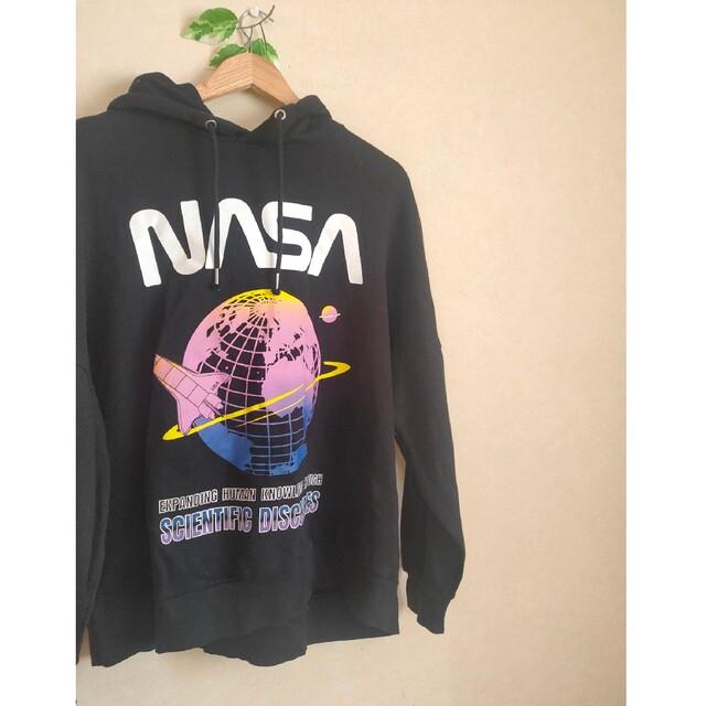 H&M(エイチアンドエム)の36【限定品】Ｈ&M★NASAコラボ限定パーカー★黒ブラック長袖★フード付き レディースのトップス(パーカー)の商品写真