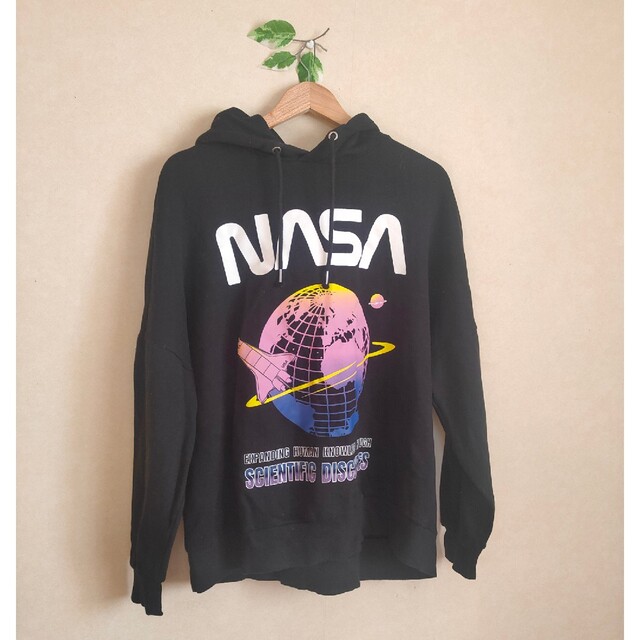 H&M(エイチアンドエム)の36【限定品】Ｈ&M★NASAコラボ限定パーカー★黒ブラック長袖★フード付き レディースのトップス(パーカー)の商品写真