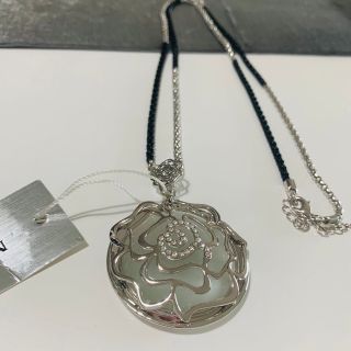 モマ(MOMA)の新品　シルバー　ネックレス　カメリア　お花　冬コーデ　アクセサリー　可愛い(ネックレス)