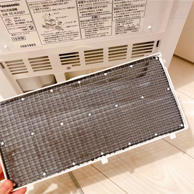 Panasonic(パナソニック)の品　Panasonic 気化式加湿機　ナノイー2019年製FE-KXS07-w スマホ/家電/カメラの生活家電(加湿器/除湿機)の商品写真