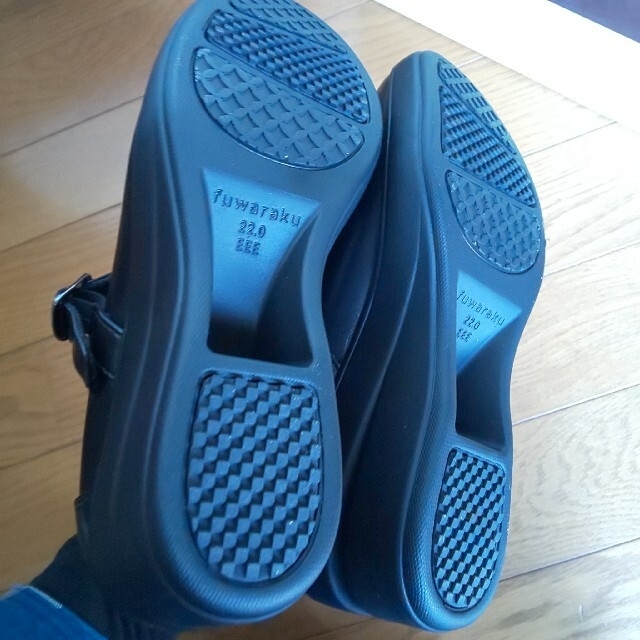 【新品】お値下げしました。fuwaraku 22cm パンプス 黒 レディースの靴/シューズ(ハイヒール/パンプス)の商品写真