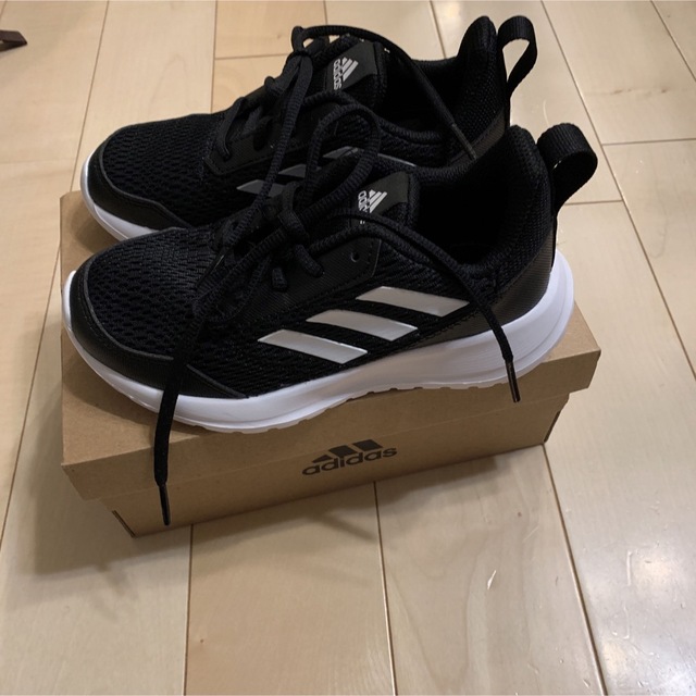 adidas(アディダス)の⭐︎新品　アディダス　adidas スニーカー　AltaRun K キッズ/ベビー/マタニティのキッズ靴/シューズ(15cm~)(スニーカー)の商品写真