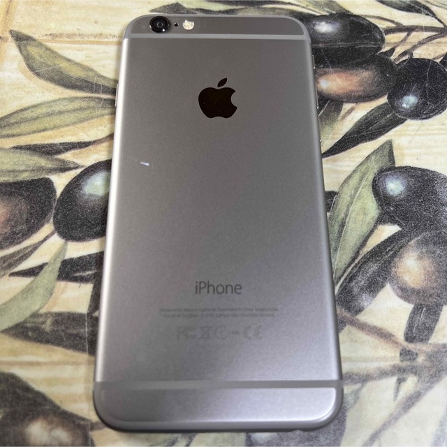 iPhone(アイフォーン)のiPhone 6 Space Gray 16 GB au スマホ/家電/カメラのスマートフォン/携帯電話(スマートフォン本体)の商品写真