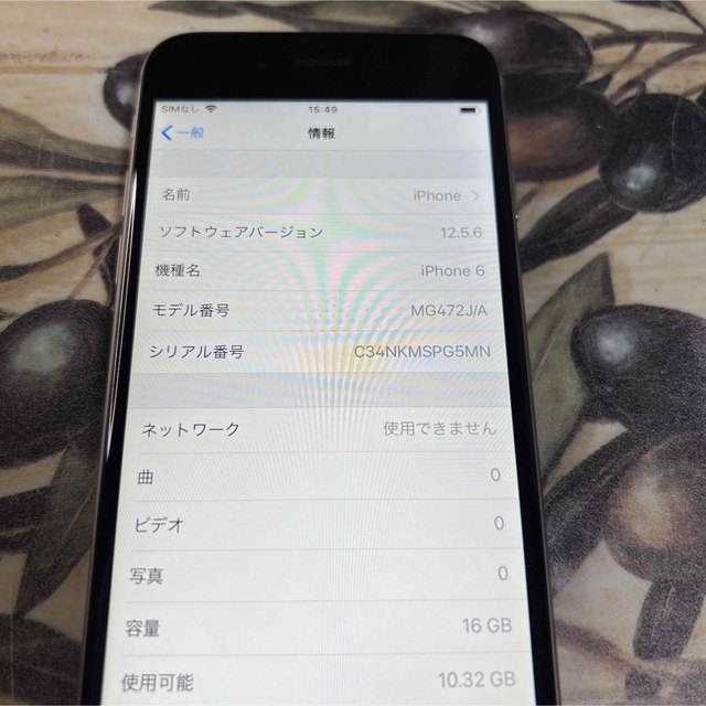 iPhone(アイフォーン)のiPhone 6 Space Gray 16 GB au スマホ/家電/カメラのスマートフォン/携帯電話(スマートフォン本体)の商品写真