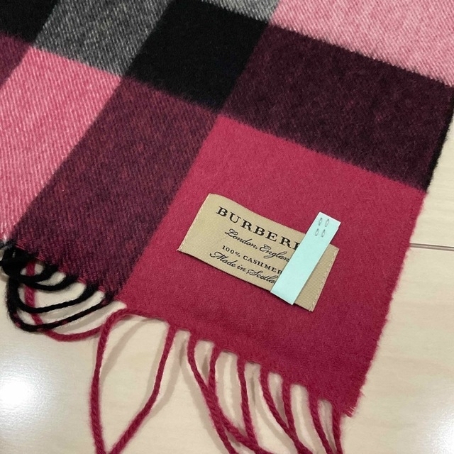 BURBERRY(バーバリー)の【Burberry】美品✨　100%カシミヤ　マフラー‼️ ピンクや黒が可愛い💕 レディースのファッション小物(マフラー/ショール)の商品写真