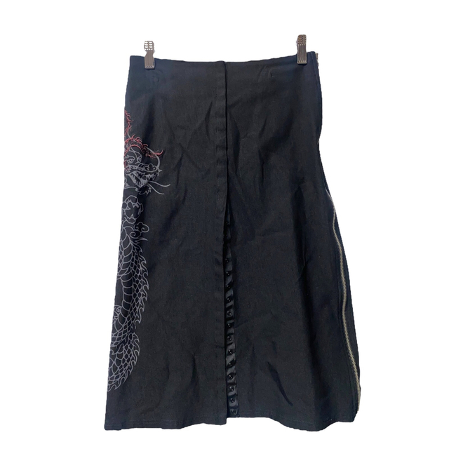 OZZON(オッズオン)の【ozz on】刺繍ドラゴンスカート ブラック　オッズオン レディースのスカート(ひざ丈スカート)の商品写真