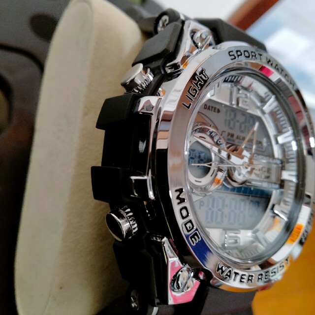 新品！即発送！メンズ腕時計 ラグジュアリー スポーツ ディスプレイ 防水 メンズの時計(腕時計(デジタル))の商品写真