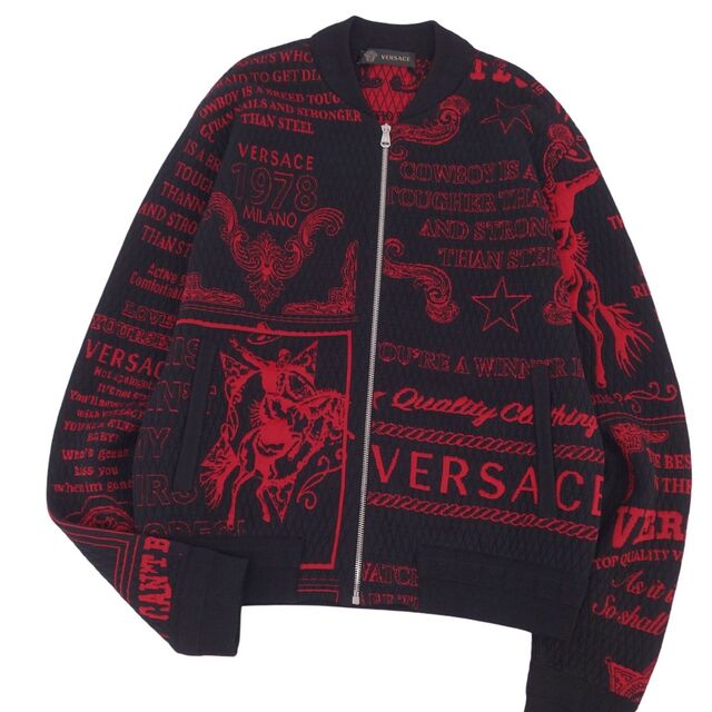 VERSACE(ヴェルサーチ)の美品 ヴェルサーチ VERSACE ジャケット ウール ニット ボンバージャケット メンズ ブルゾン 総柄 アウター 52(L相当) ブラック/レッド メンズのジャケット/アウター(その他)の商品写真