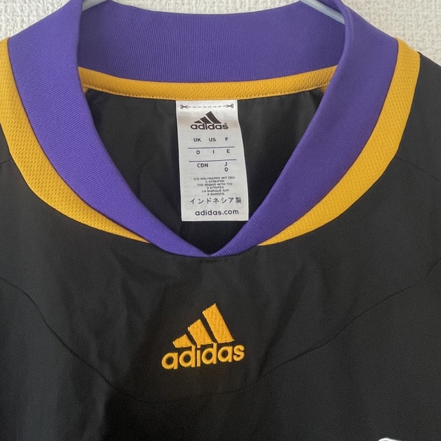 adidas(アディダス)のadidas レイカーズ Lakers NBA ロゴ刺繍 黒 紫 黄 三本線 メンズのトップス(その他)の商品写真