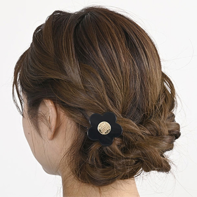 MARY QUANT(マリークワント)のマリークワント　デイジーワニクリップ　黒 レディースのヘアアクセサリー(バレッタ/ヘアクリップ)の商品写真