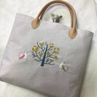 手刺繍トートバッグ　A4サイズ(横)  孔雀の住む庭　北欧風　ハンドメイド