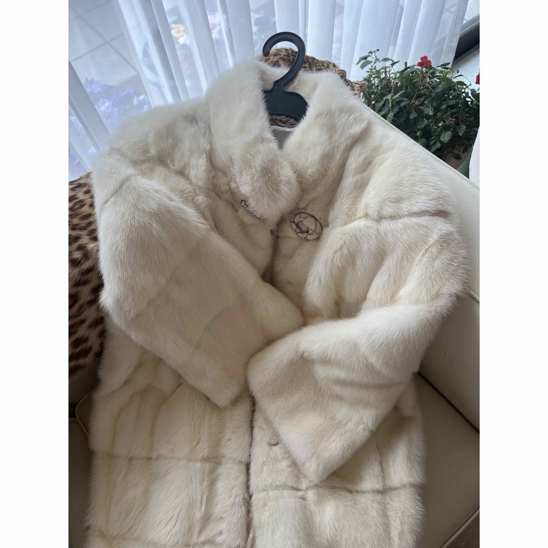 ミンクコート　クリームホワイト レディースのジャケット/アウター(毛皮/ファーコート)の商品写真