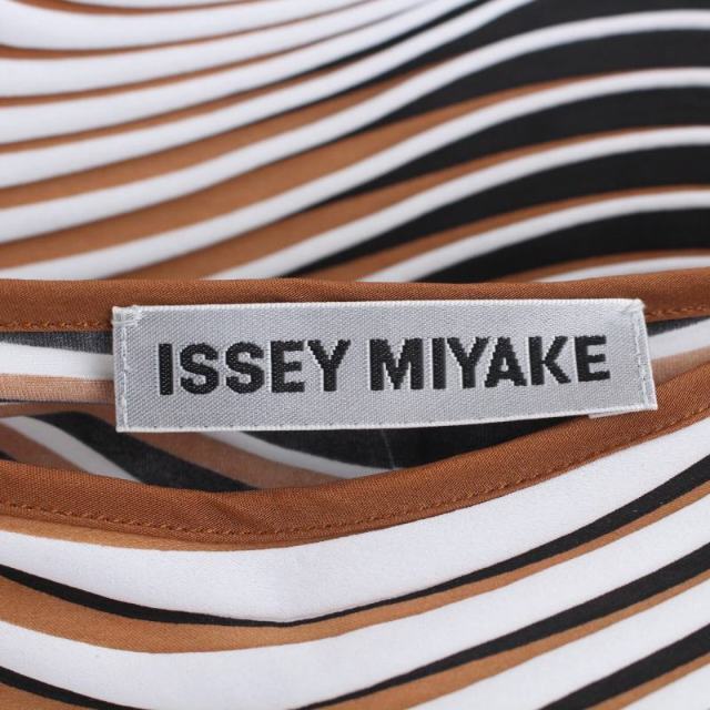 ISSEY MIYAKE(イッセイミヤケ)のイッセイミヤケ ワンピース ひざ丈 長袖 プリーツ ボーダー 変形 M 白 茶 レディースのワンピース(ひざ丈ワンピース)の商品写真